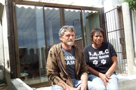 Die tydelike Veldwagter, staatmaker Antonie Jordaan, saam met Michelle Philander voor die pragtige Cattery vir katte wat deur Antonie vergroot word 